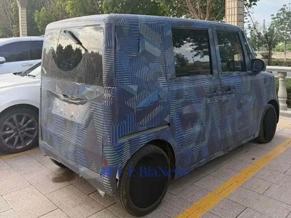 protótipo de Kei Car da BYD visto de trás e camuflado de azul