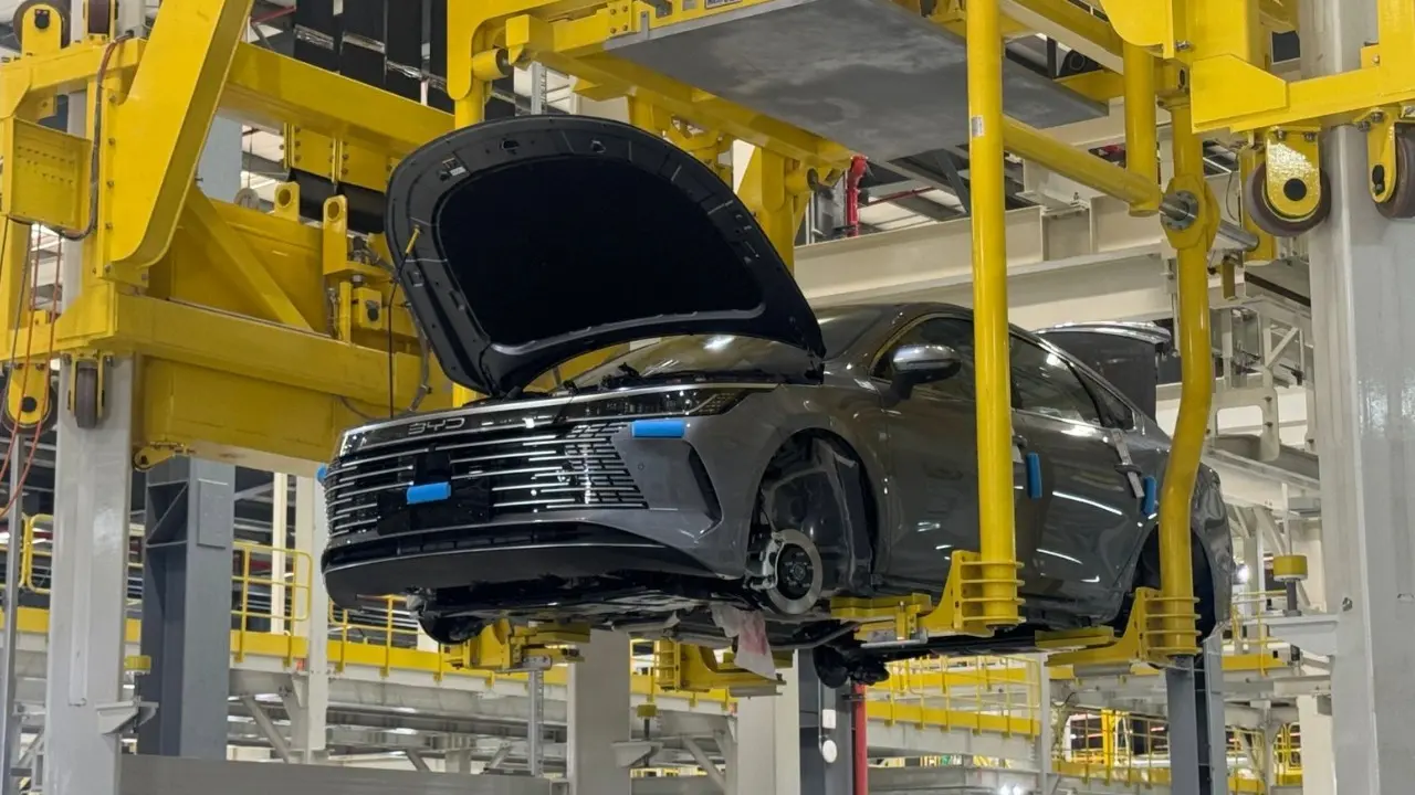 BYD King em montagem na fábrica da BYD em Camaçari