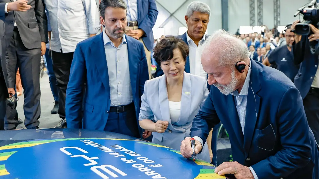Presidente Lula assinando BYD Song Pro, carro 14 mil da BYD