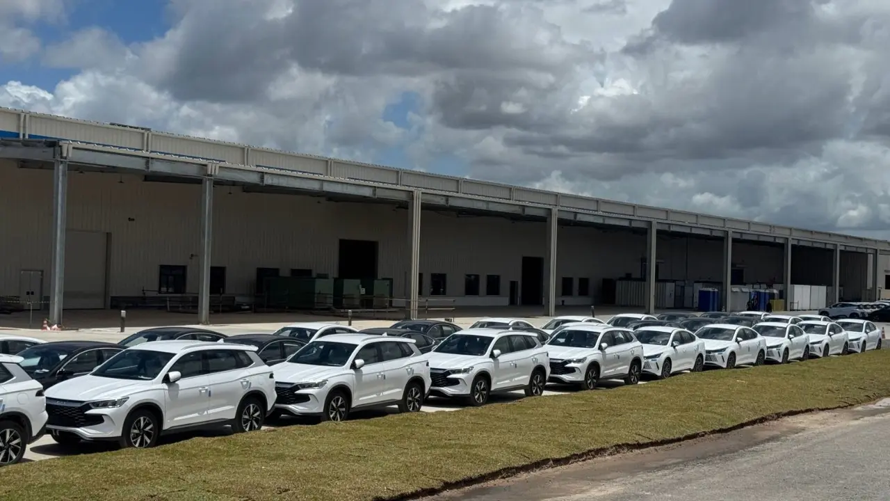 Diversos BYD Song Pro brancos parados em fileiras na fábrica da BYD em Camaçari