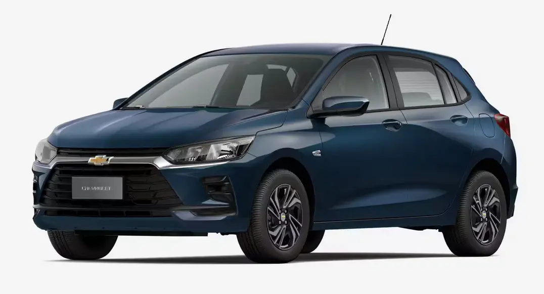 Chevrolet Onix 1.0 manual azul parado de frente com fundo neutro é um dos carros mais vendidos 