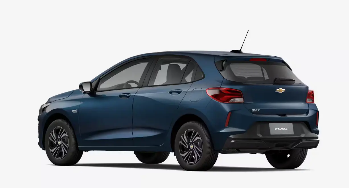 Chevrolet Onix 1.0 manual azul parado de traseira com fundo neutro 