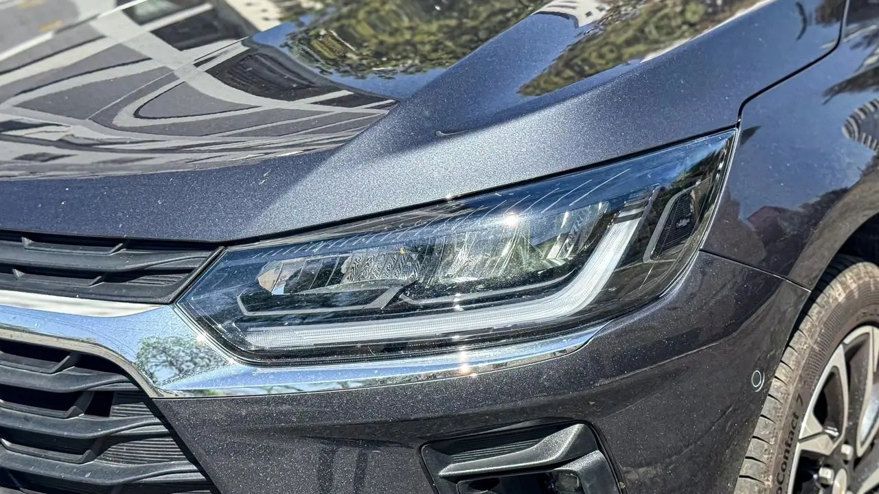 Faróis do Chevrolet Onix Plus Premier 2026 estático