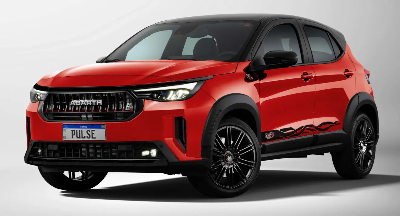 Fiat Pulse Abarth Stranger Things vermelho parado de frente com fundo neutro