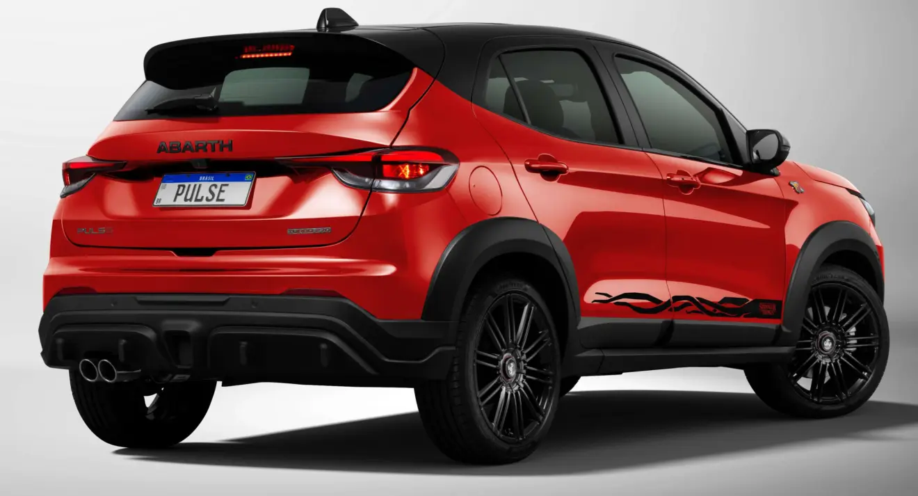 Fiat Pulse Abarth Stranger Things vermelho parado de traseira com fundo neutro