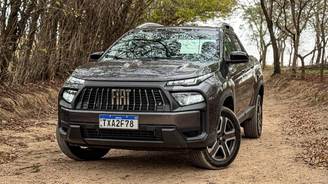 Fiat Toro Freedom 2026 estático na estrada de terra