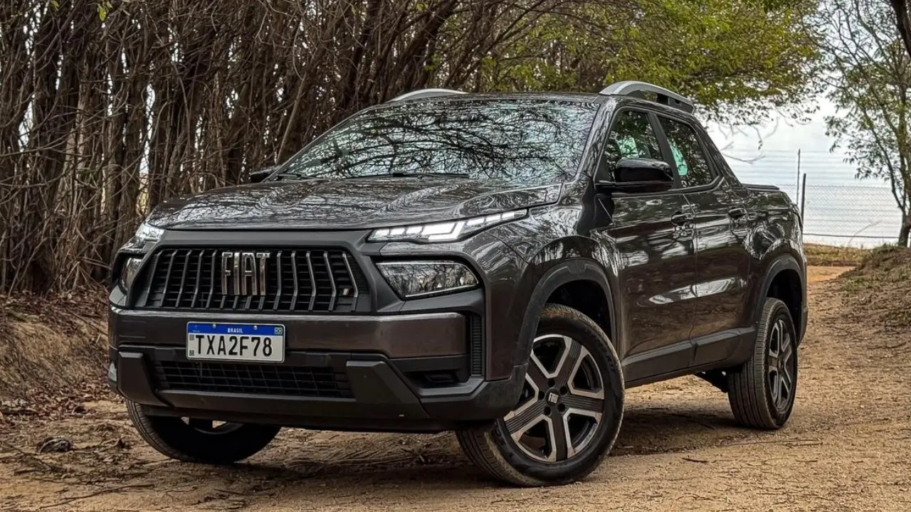 Fiat Toro Freedom 2026 estático na estrada de terra