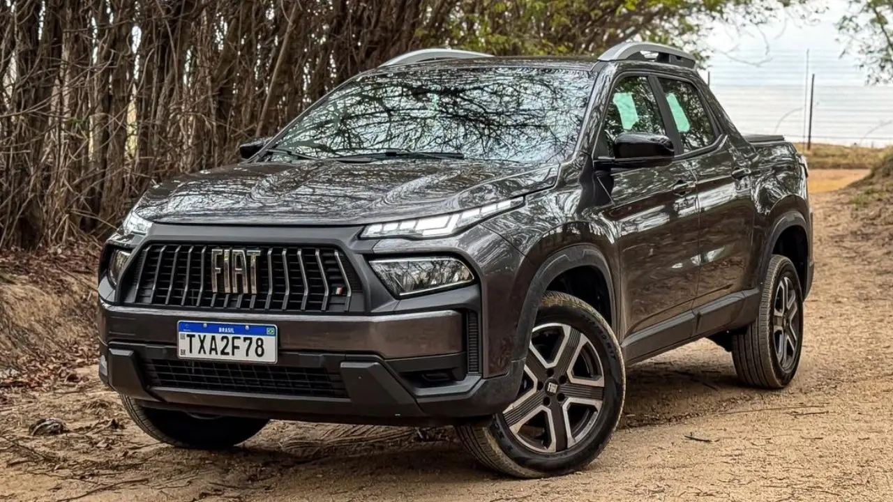 Fiat Toro Freedom 2026 estático na estrada de terra
