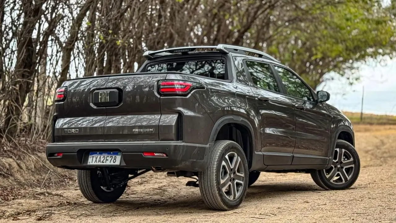 Fiat Toro Freedom 2026 estático na estrada de terra