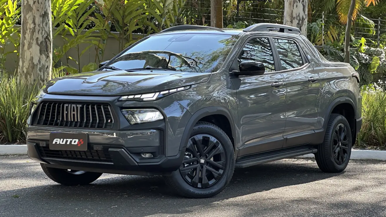 Fiat Toro Ultra 2026 cinza parada de frente com árvores ao fundo