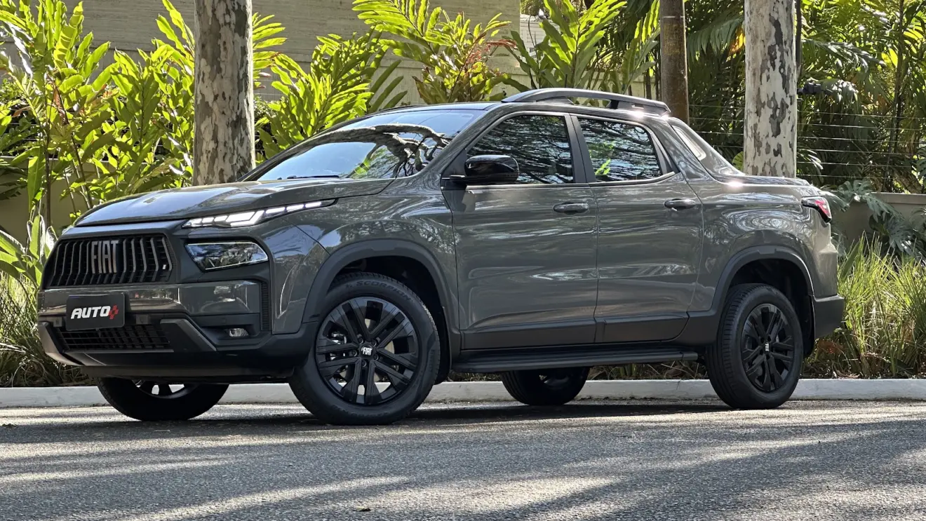 Fiat Toro Ultra 2026 cinza parada de frente com casa e árvores ao fundo
