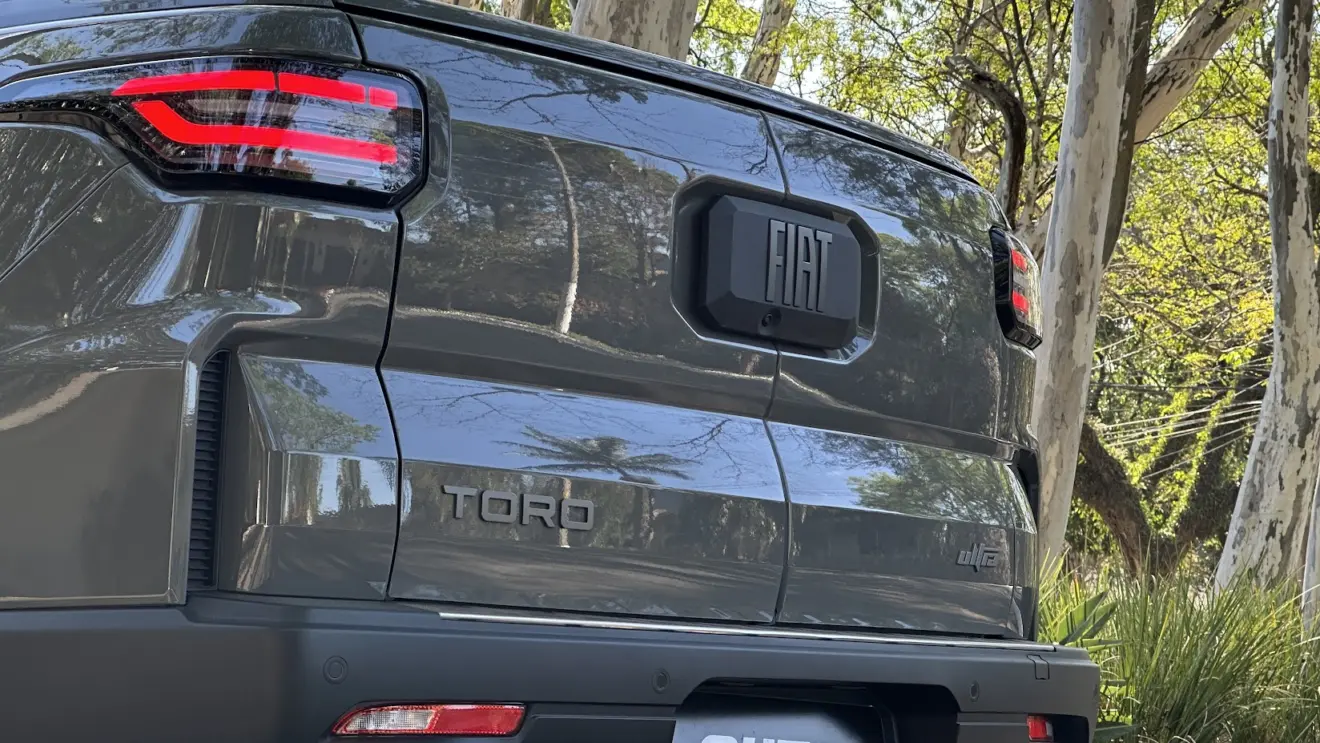 Novas lanternas e maçaneta da tampa da caçamba da Fiat Toro Ultra 2026