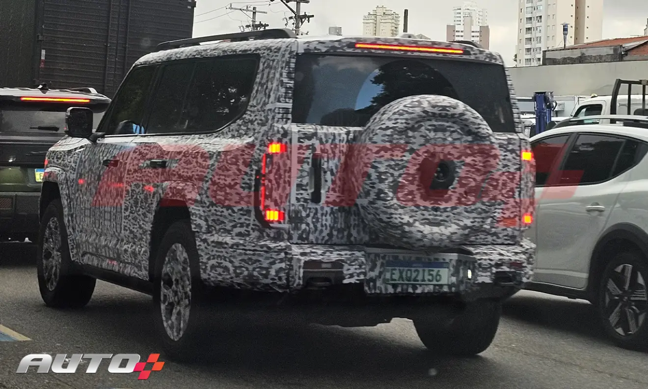 Jetour G700 com camuflagem de traseira