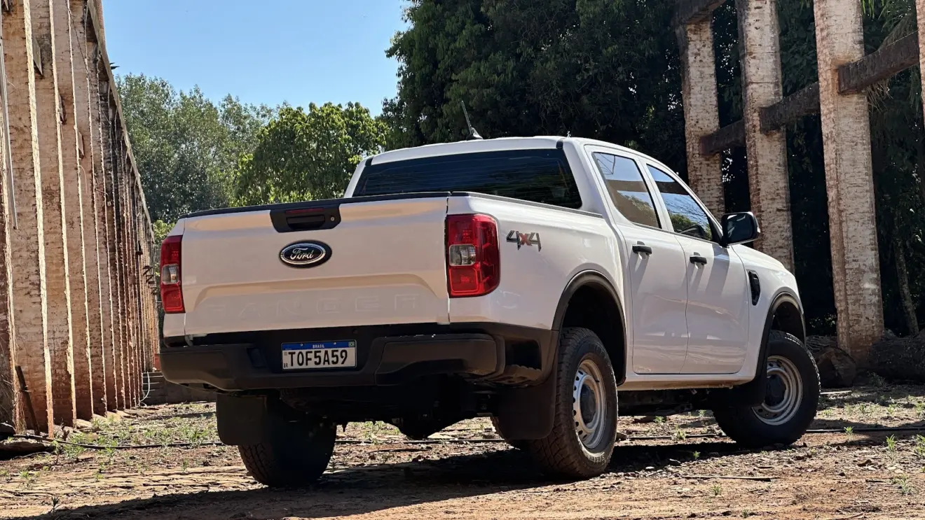 Ford Ranger XL branca parada de traseira