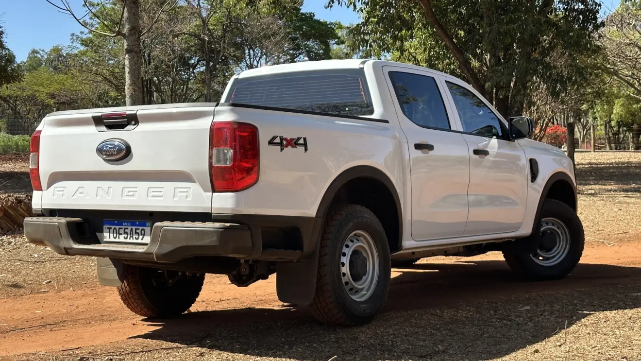 Ford Ranger XL branca parada de traseira na estrada de terra