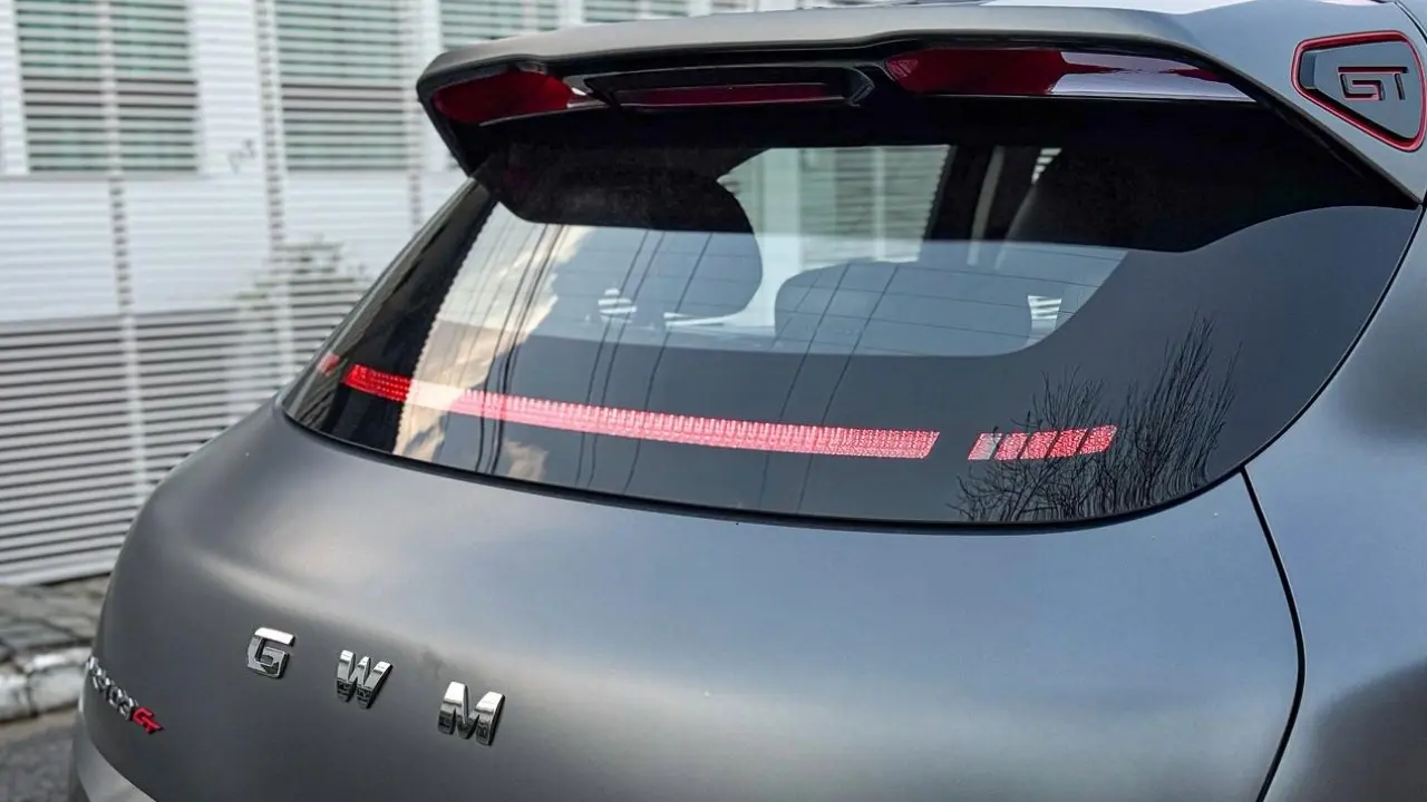 GWM Ora 03 GT estático cinza fosco detalhes lanternas