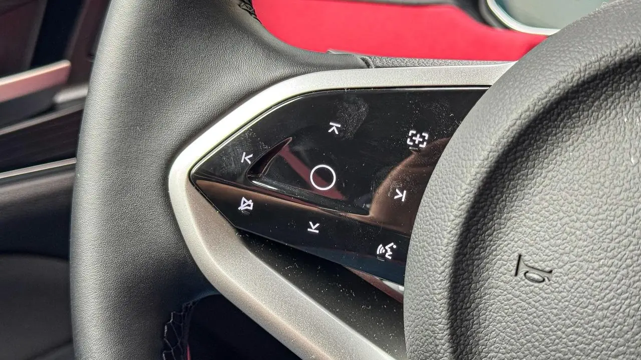 Interior e detalhe do GWM Ora 03 GT