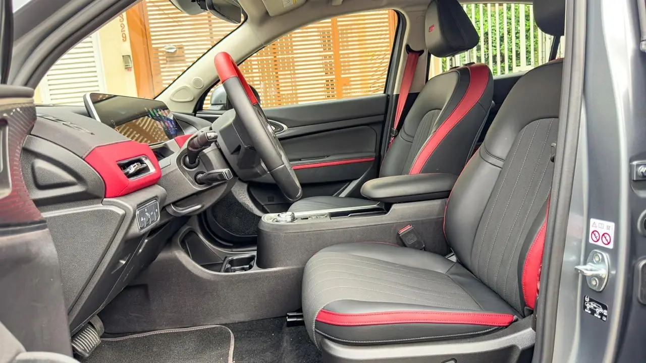 Interior e detalhe do GWM Ora 03 GT