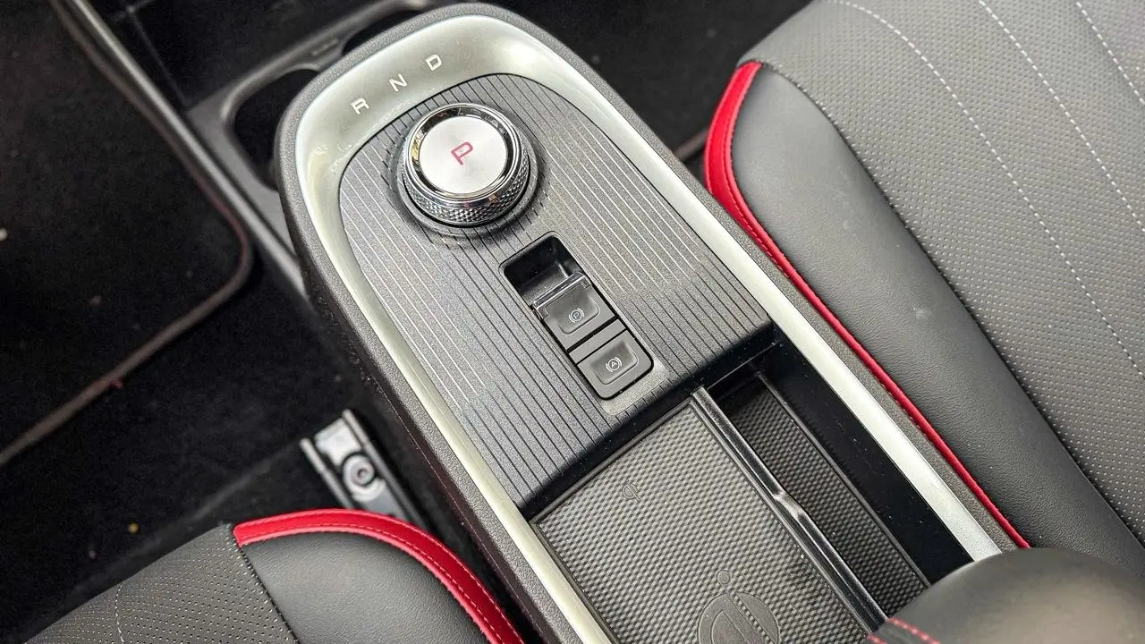 Interior e detalhe do GWM Ora 03 GT