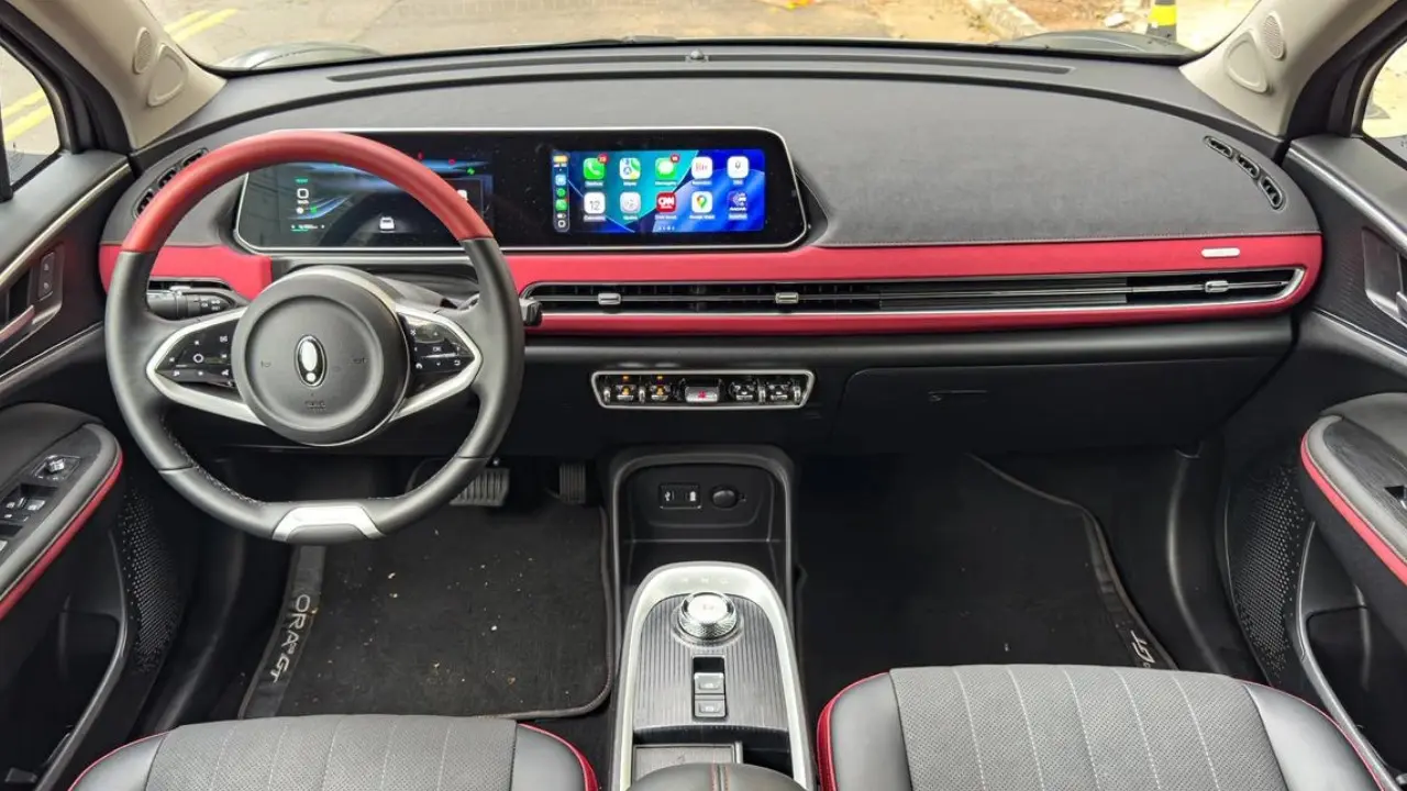 Interior e detalhe do GWM Ora 03 GT