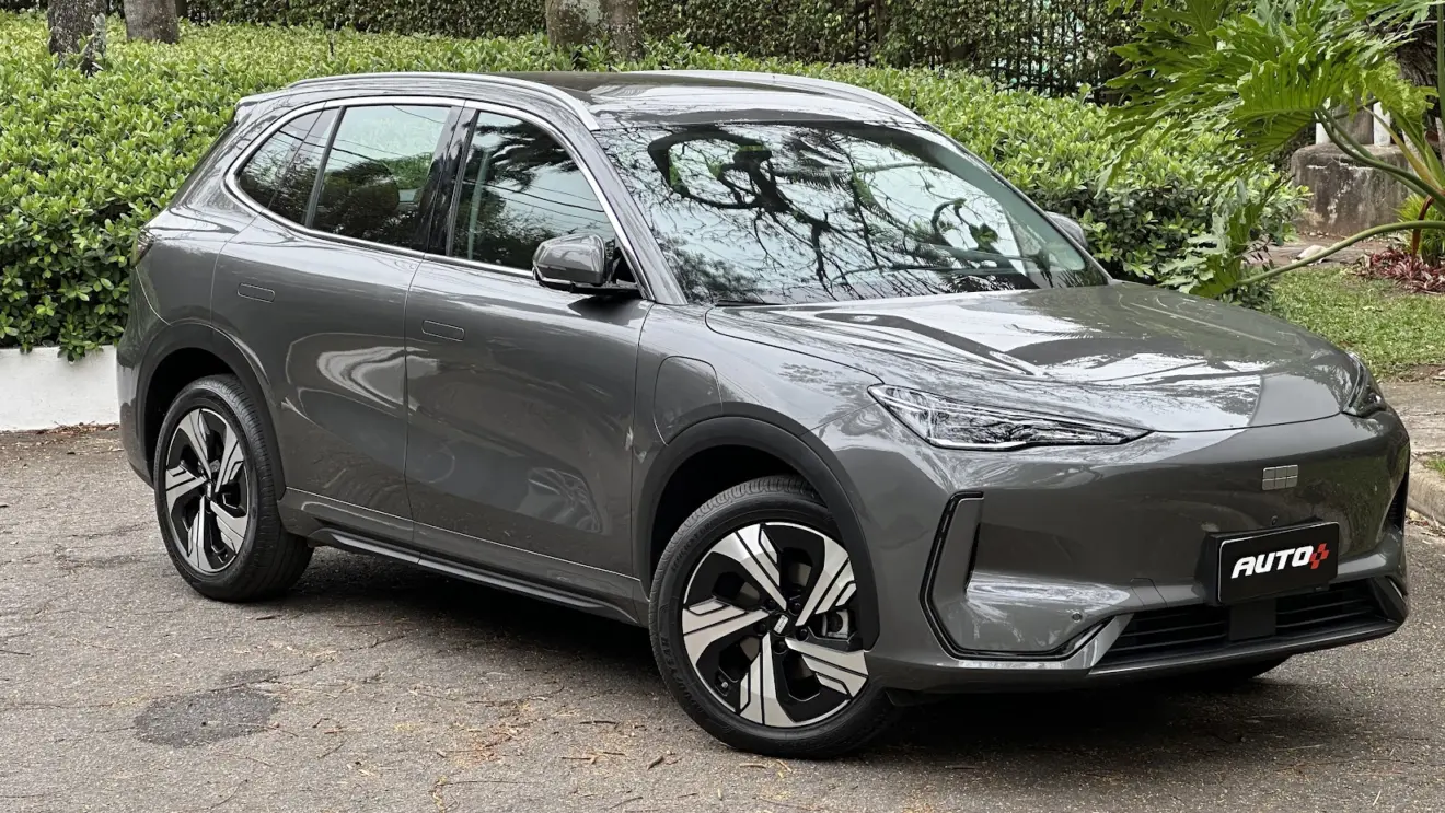 Geely EX5 Max cinza de frente e visto do alto