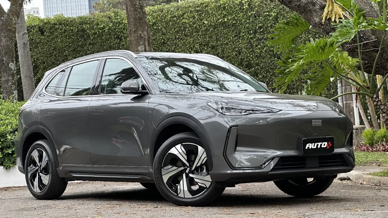 Geely EX5 Max cinza parado de frente com árvores ao fundo