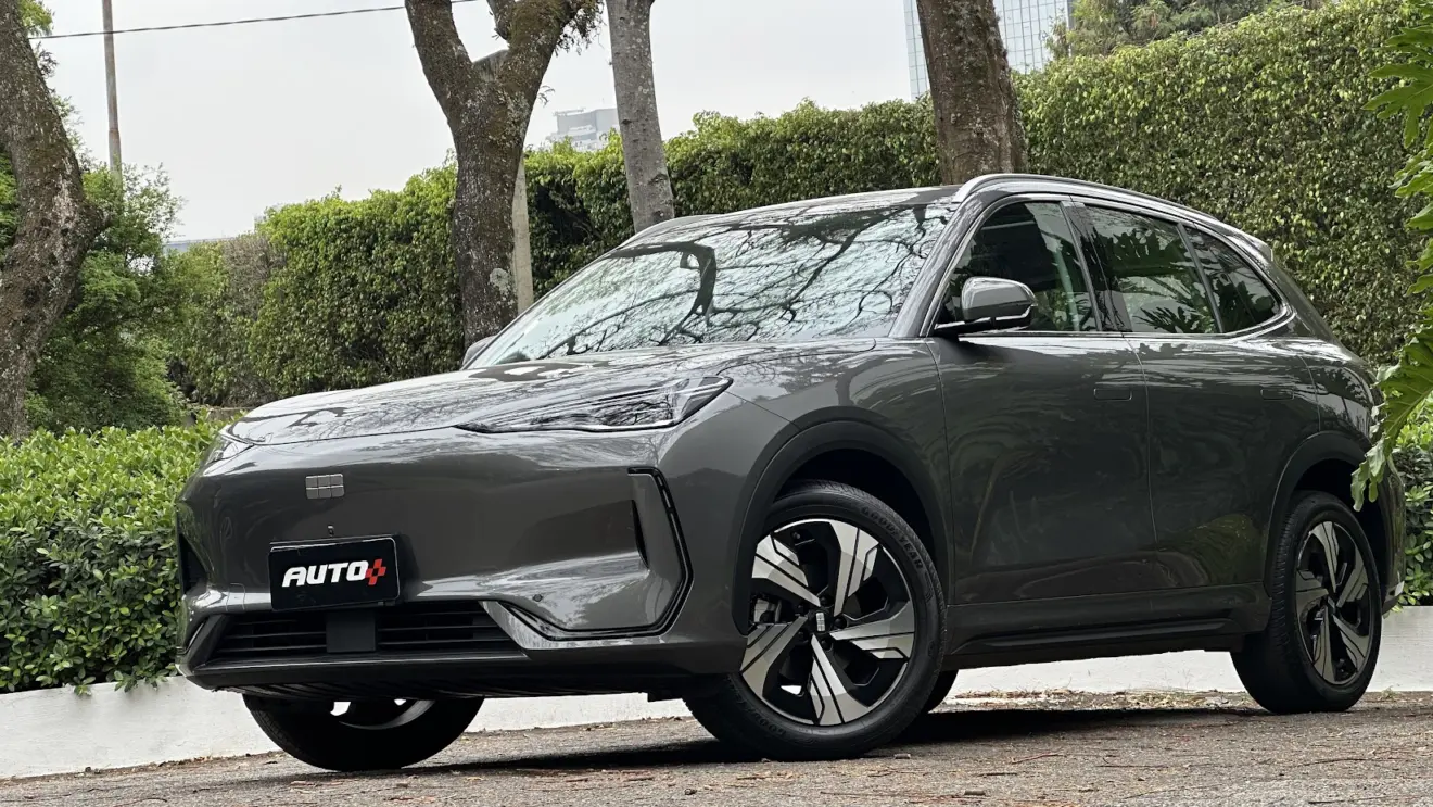 Geely EX5 Max cinza parado de frente com árvores ao fundo