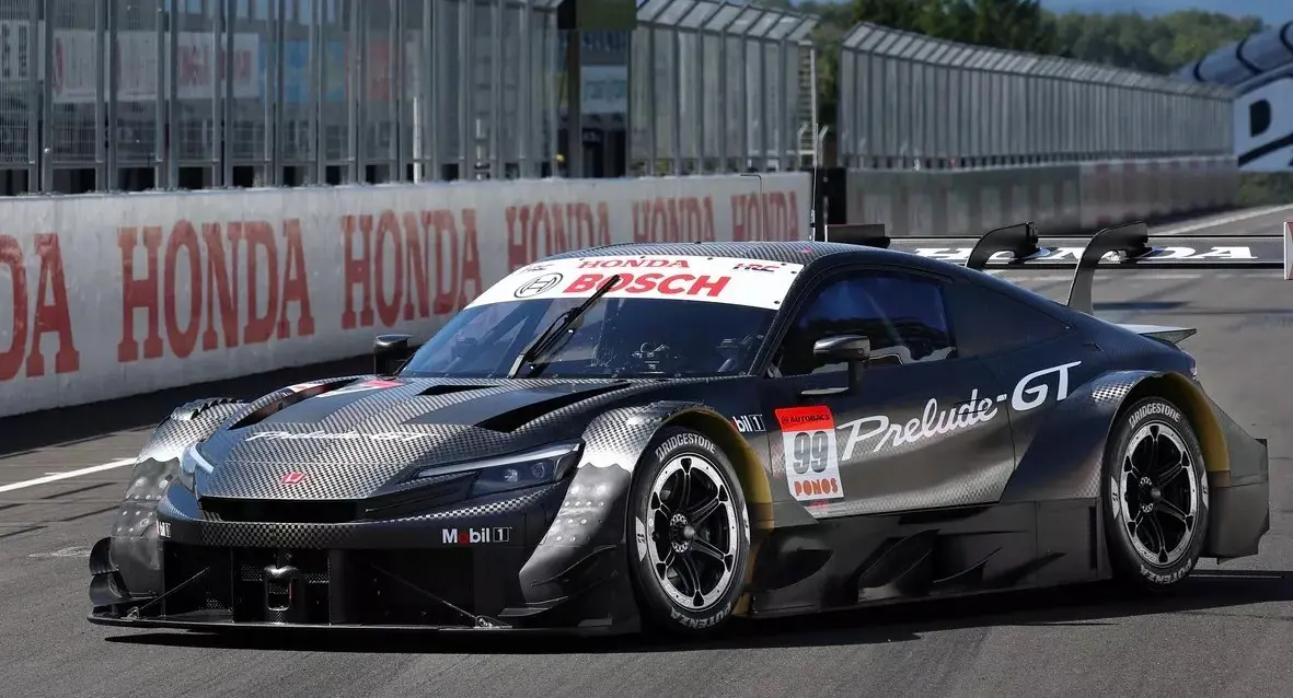 Honda Prelude GT 500 parado de frente na pista