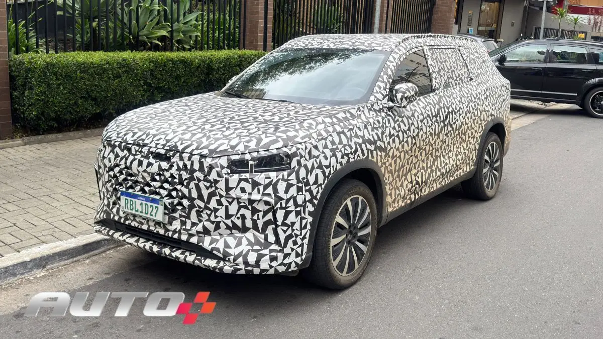 Caoa Chery Tiggo 9 flagra camuflado em São Paulo