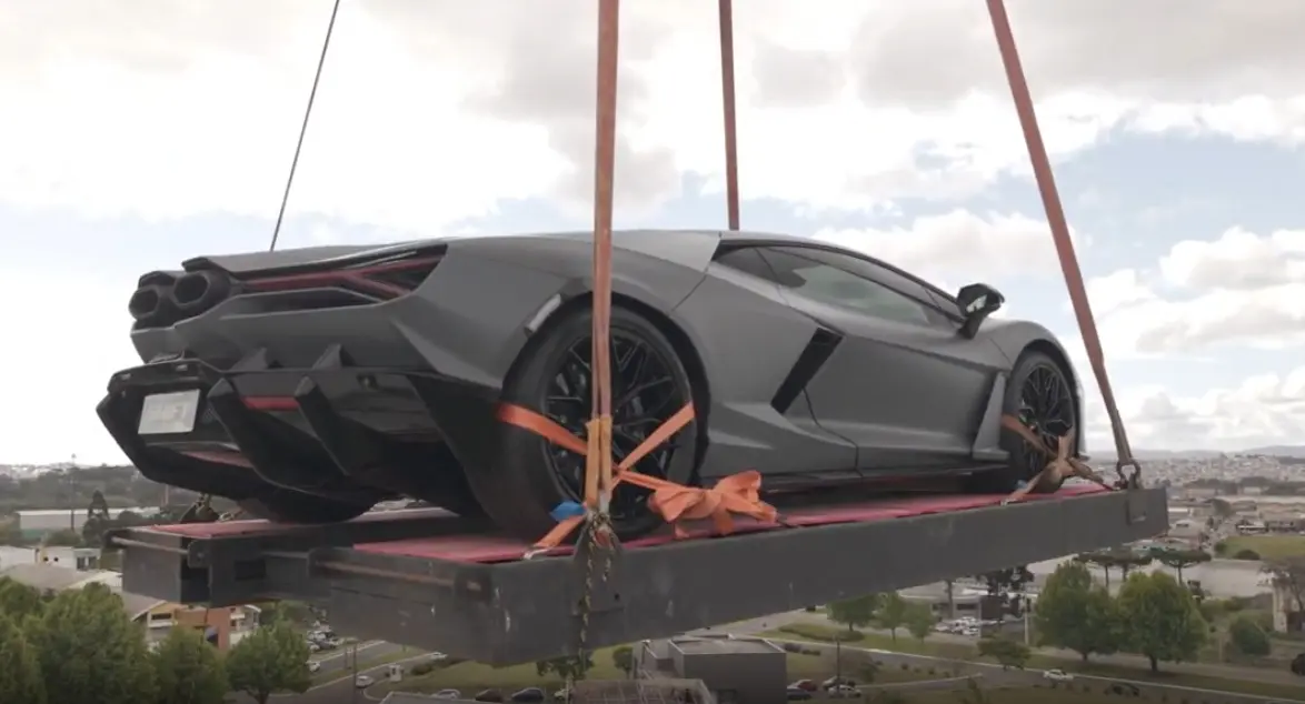 Supercarro Lamborghini Revuelto cinza sendo içado 