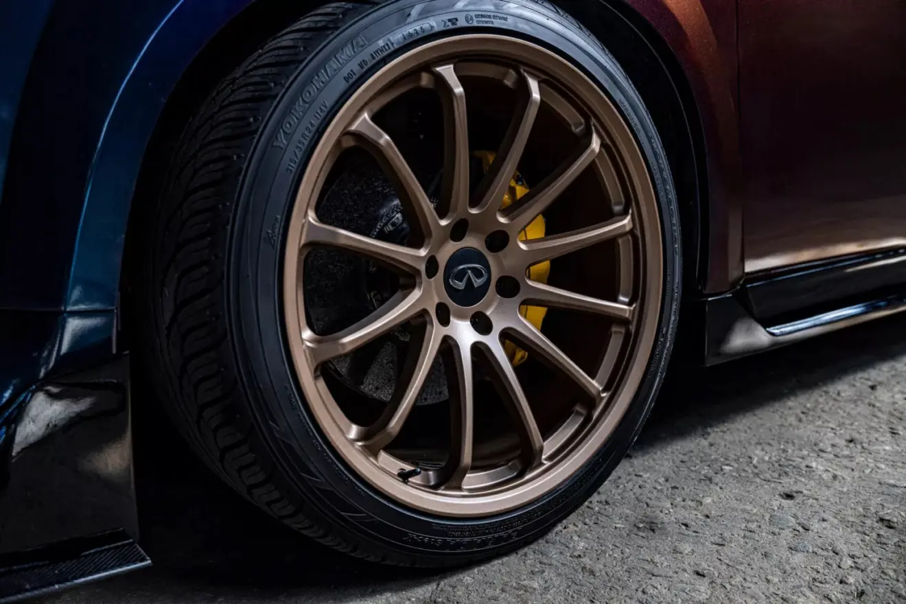 Rodas do Infiniti QX80 R-Spec com pinça de freio amarelada