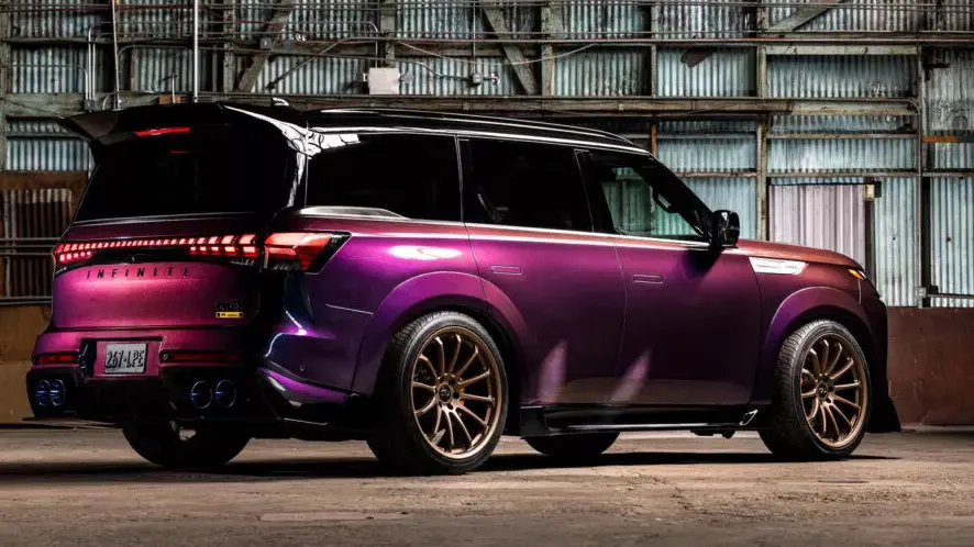 Infiniti QX80 R-Spec roxo visto de trás e com lanternas acesas