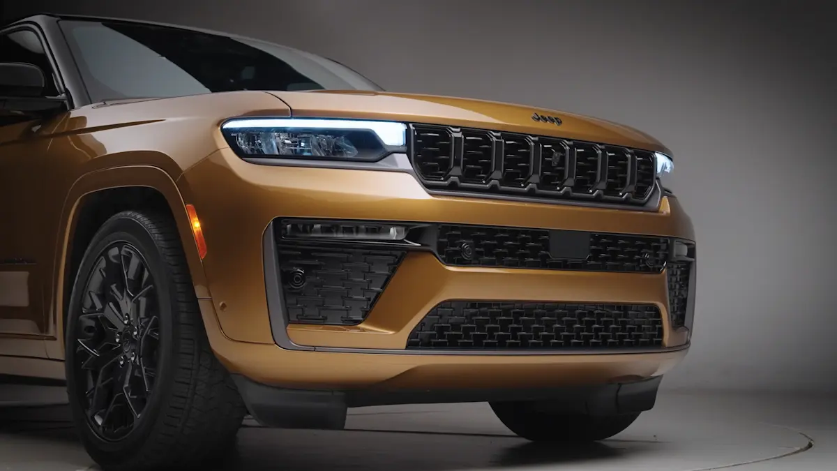 Jeep Grand Cherokee dourado de frente mostando a grade