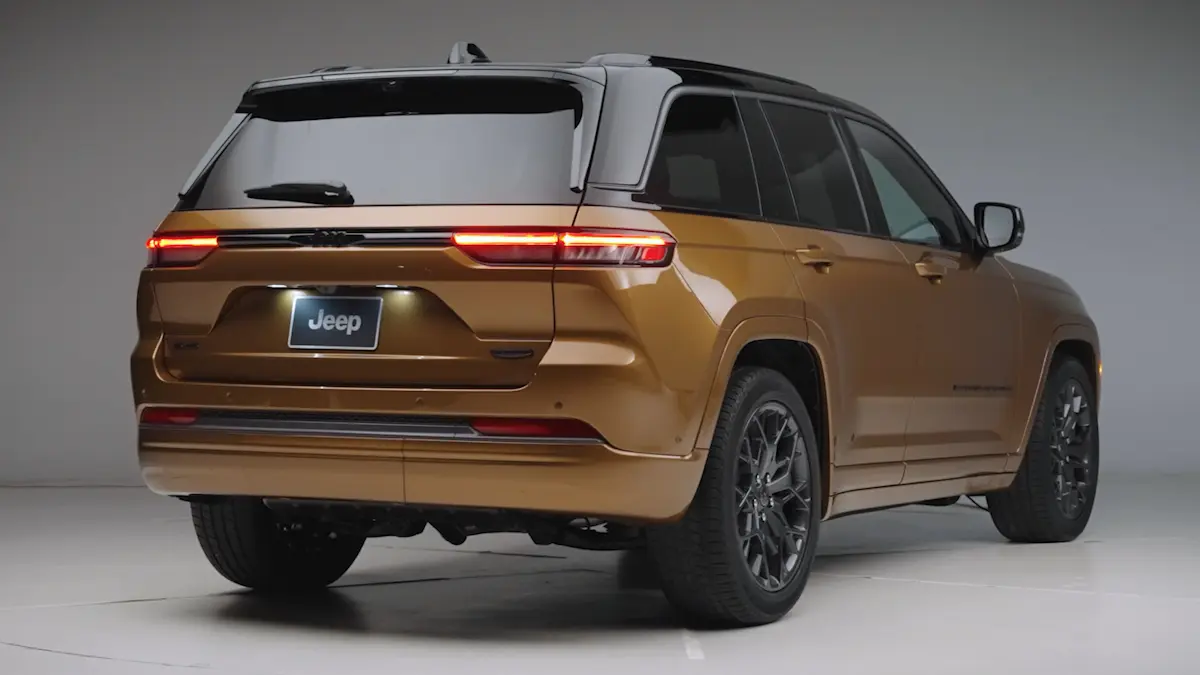 Jeep Grand Cherokee dourado de traseira