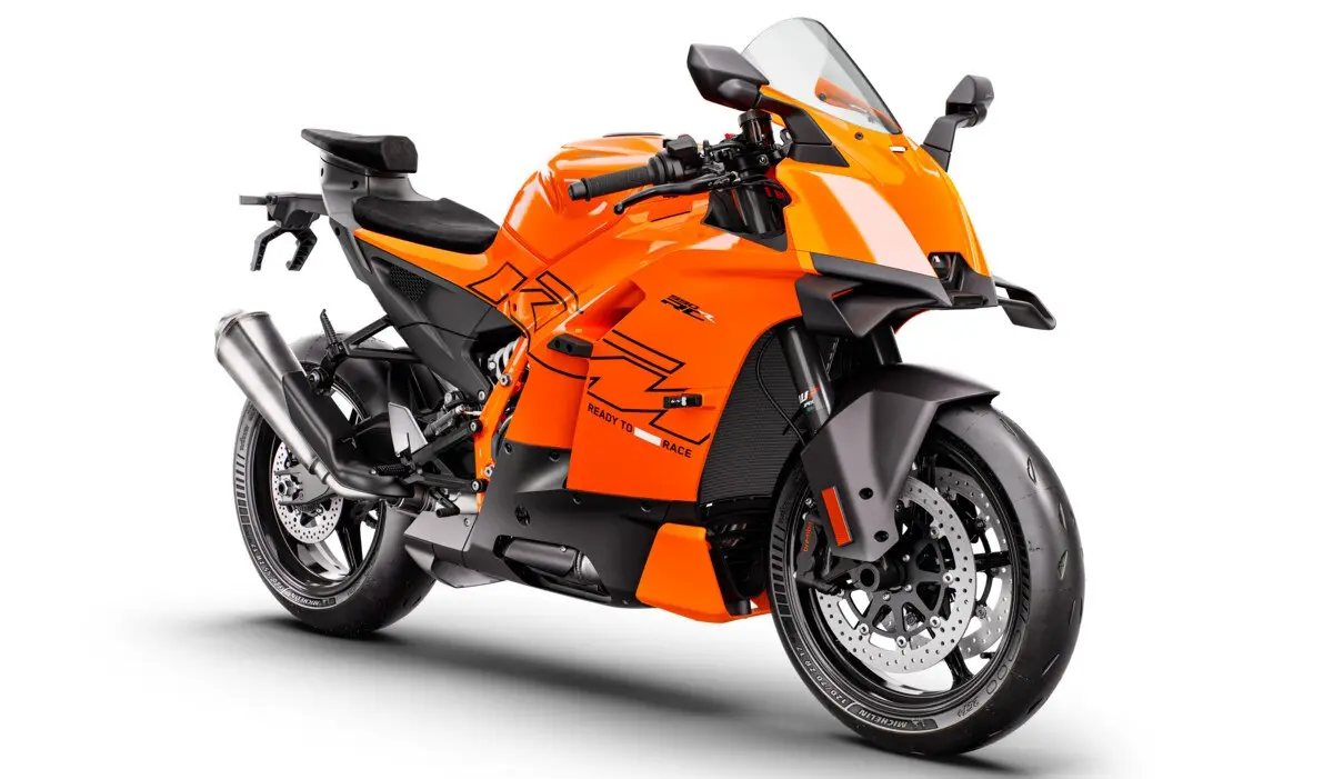 Nova motocicleta KTM 990 RC R laranja de frente andando na pista