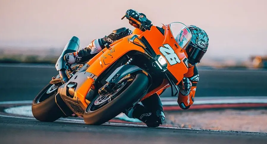 Nova motocicleta KTM 990 RC R laranja de frente andando na pista