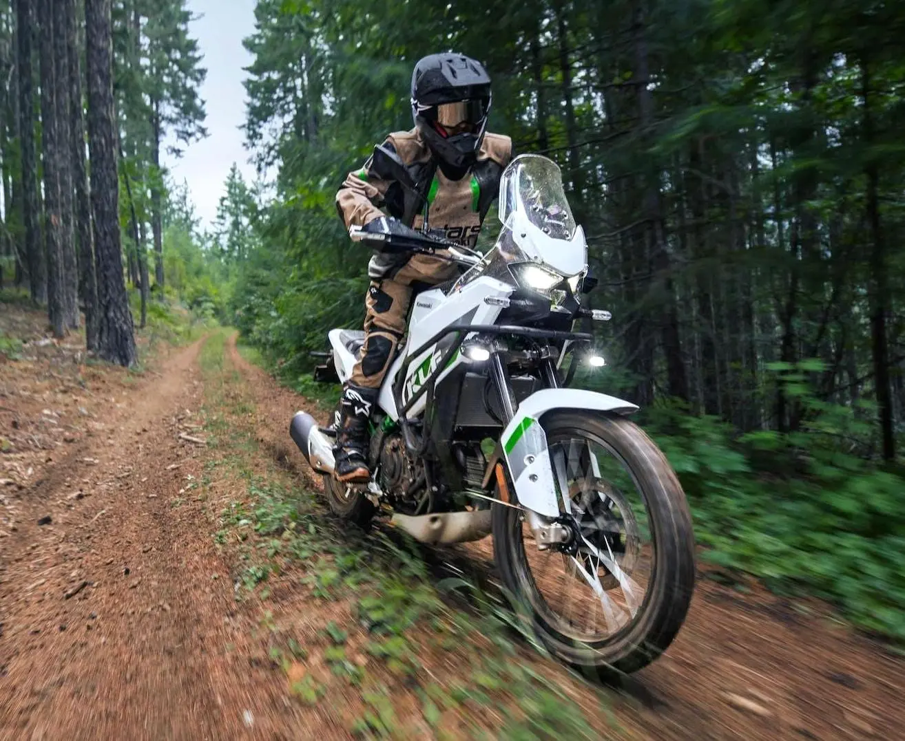 Motocicleta Trail Kawasaki KLE500 SE de frente andando no fora de estrada