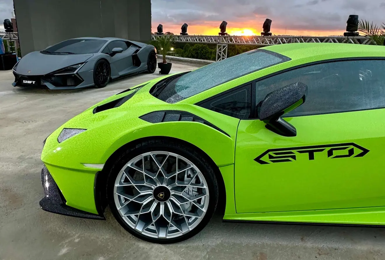 Supercarros Lamborghini Revuelto cinza e Lamborghini Huracan STO