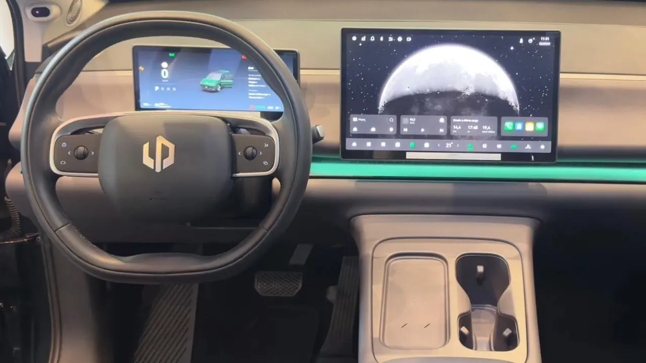 Interior do Leapmotor C10 com painel volante e multimídia