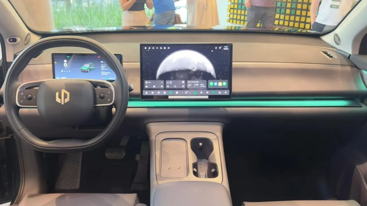 Interior do Leapmotor C10 com painel volante e multimídia 