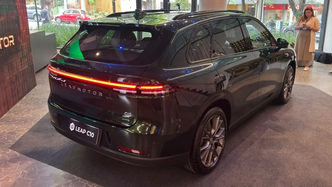 Leapmotor C10 estático SUV de porte grande na cor verde