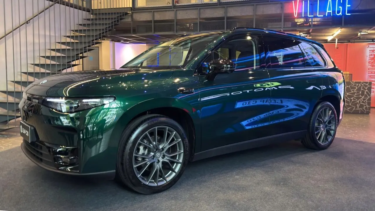 Leapmotor C10 estático SUV de porte grande na cor verde