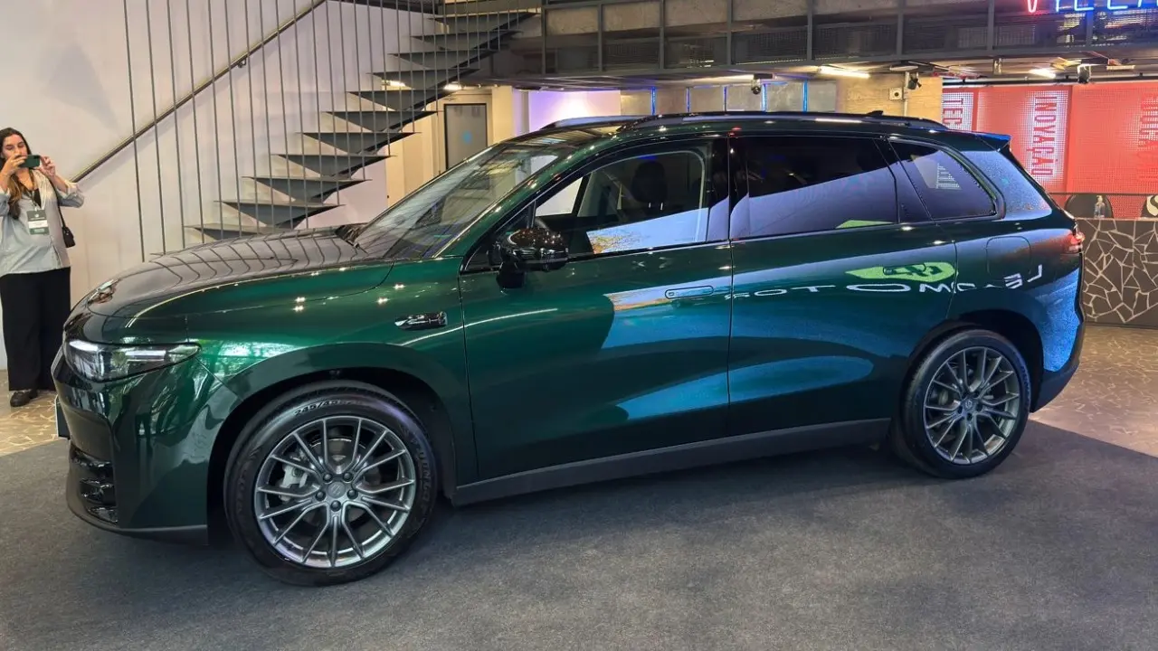 Leapmotor C10 estático SUV de porte grande na cor verde