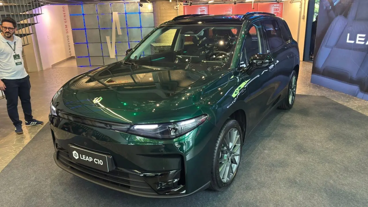 Leapmotor C10 estático SUV de porte grande na cor verde
