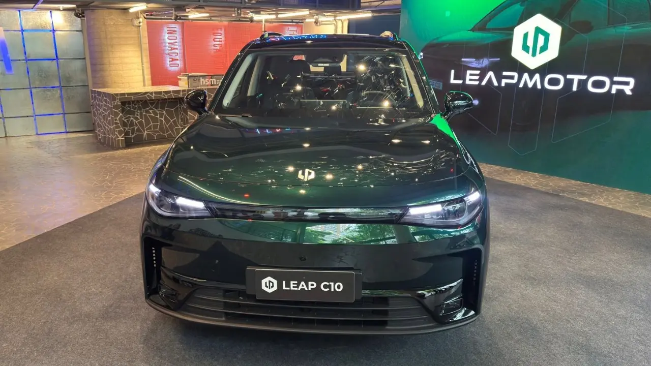 Leapmotor C10 estático SUV de porte grande na cor verde