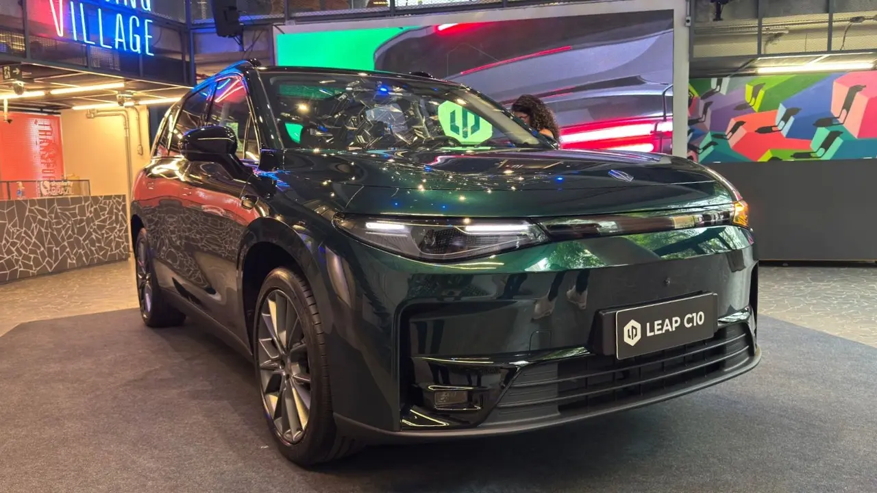 Leapmotor C10 estático SUV de porte grande na cor verde