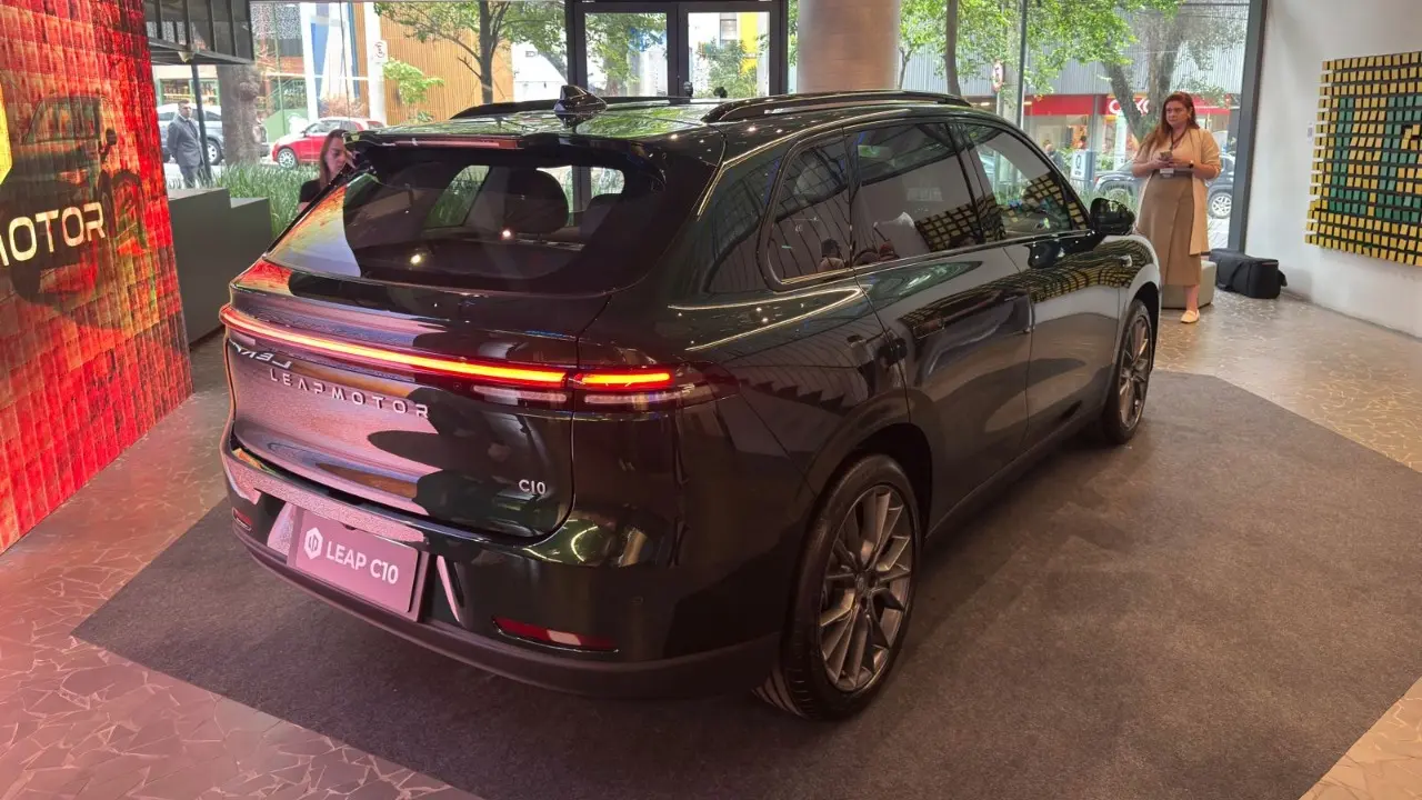 Leapmotor C10 estático SUV de porte grande na cor verde