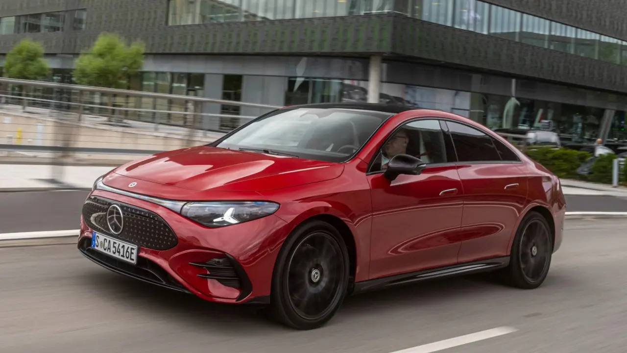 Mercedes-Benz CLA Elétrico vermelho em movimento