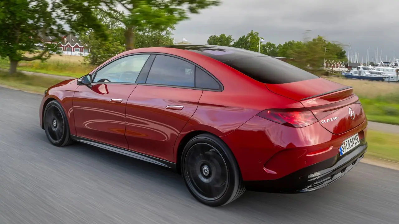 Mercedes-Benz CLA Elétrico vermelho em movimento