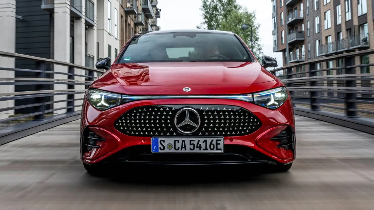 Mercedes-Benz CLA Elétrico vermelho em movimento